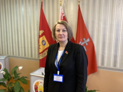 Председатель участковой комиссии Елена Бороденко: “Граждане голосуют активно, приходят семьями”