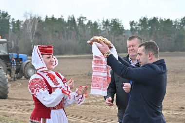 На одном из полей ОАО «Октябрь-Берёзки» провели народный обряд «Засевки»