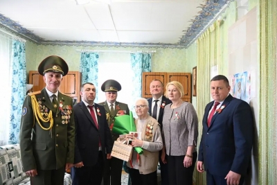 В День Победы председатель Хотимского райисполкома Геворг Мелконян посетил узницу концлагеря Надежду Коротыш