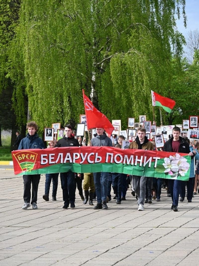 Общереспубликанская акция “Вальс Победы”. Плац-концерт выступления мажореток. Шествие трудовых коллективов Хотимского района (фото)