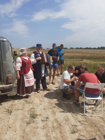 В Хотимском районе обеспечено проведение культурной программы для работников занятых на уборке урожая в обеденный перерыв