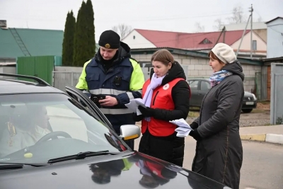 В Хотимске напомнили пешеходам и водителям о людях с нарушением зрения и толерантном отношении к ним