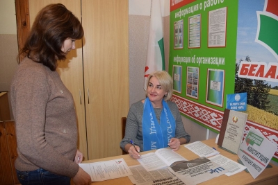 Прием граждан провела председатель Хотимской районной организации «Фонд мира» Елена Прошкина