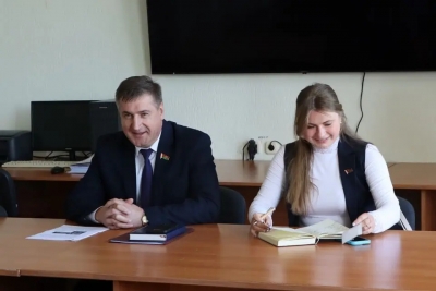 Сегодня парламентарий Сергей Давыдов провел личный прием и встречу с трудовым коллективом в Хотимской ЦРБ
