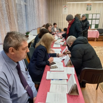Первые голосующие делают свой выбор на избирательном участке № 2 в Хотимске