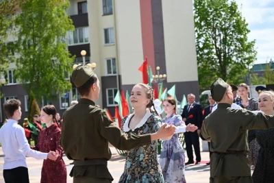 Общереспубликанская акция “Вальс Победы”. Плац-концерт выступления мажореток. Шествие трудовых коллективов Хотимского района (фото)