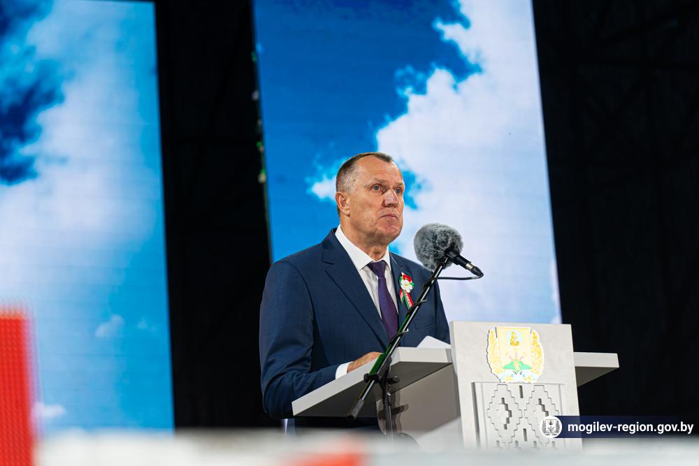 feyerverk-i-aktsiya-spoem-gimn-vmeste-vozle-muzeya-slavy-mogilevshchiny_6