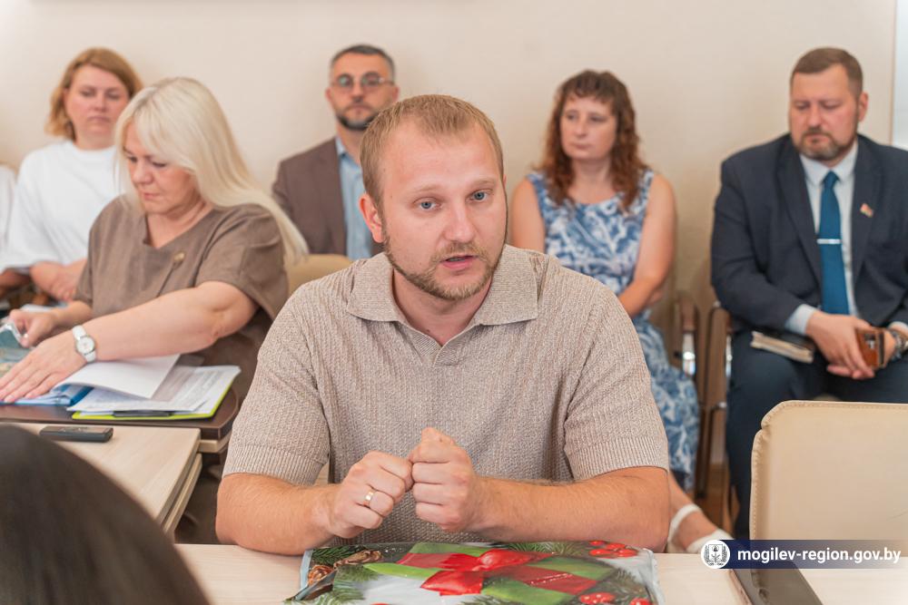 anatoliy-isachenko-provel-priem-grazhdan_4