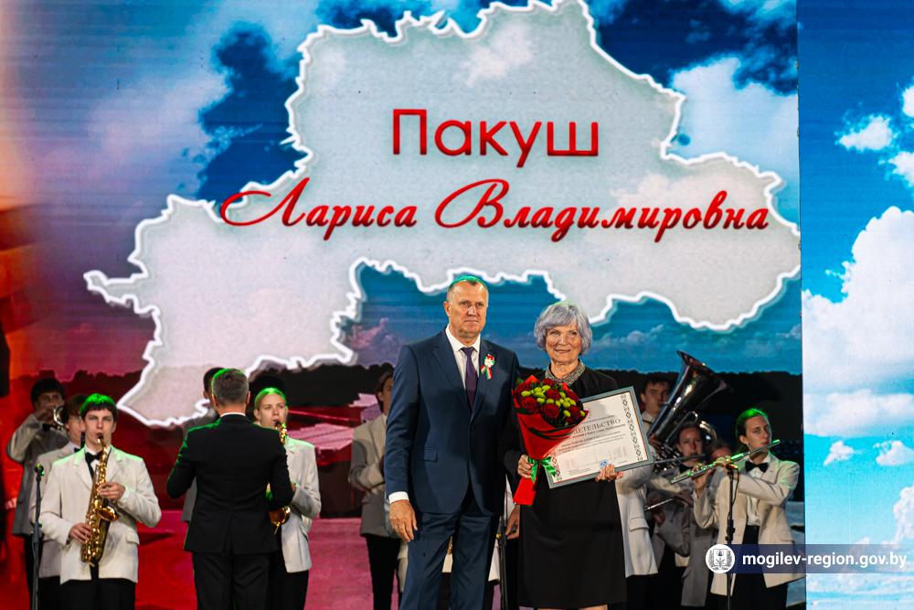 feyerverk-i-aktsiya-spoem-gimn-vmeste-vozle-muzeya-slavy-mogilevshchiny_9
