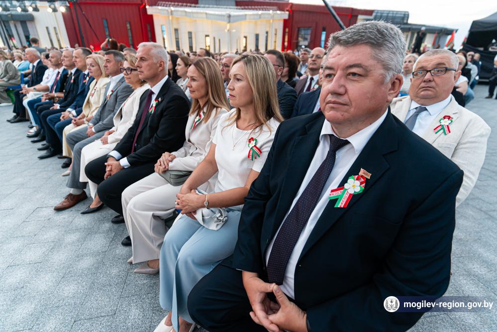 feyerverk-i-aktsiya-spoem-gimn-vmeste-vozle-muzeya-slavy-mogilevshchiny_4