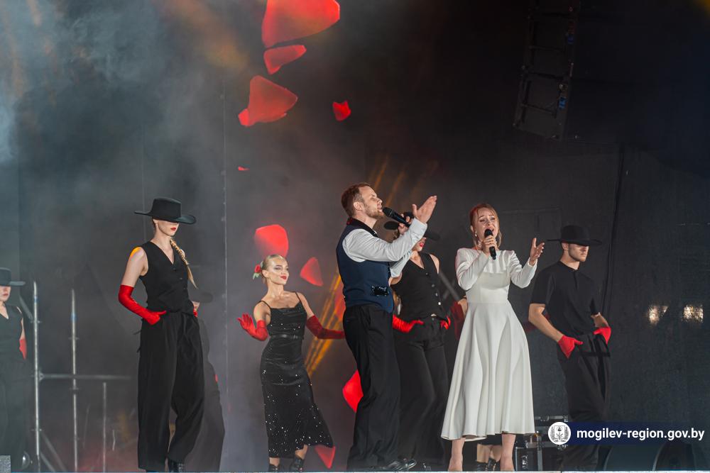 feyerverk-i-aktsiya-spoem-gimn-vmeste-vozle-muzeya-slavy-mogilevshchiny_26