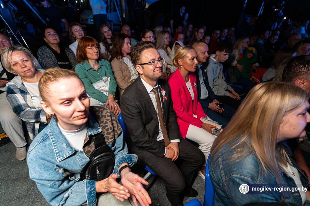 feyerverk-i-aktsiya-spoem-gimn-vmeste-vozle-muzeya-slavy-mogilevshchiny_27