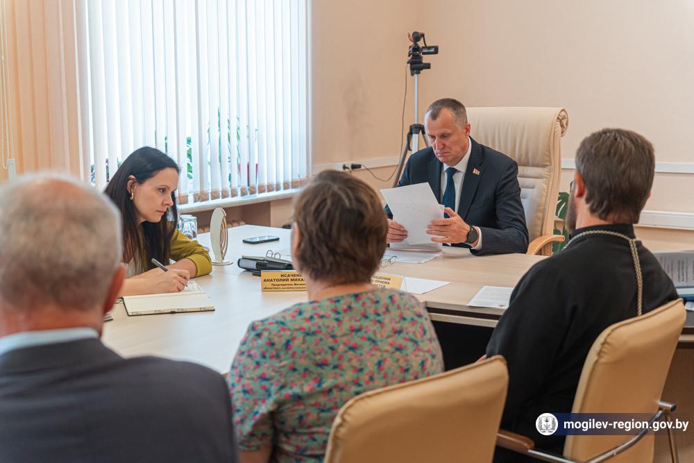 anatoliy-isachenko-provel-priem-grazhdan_0